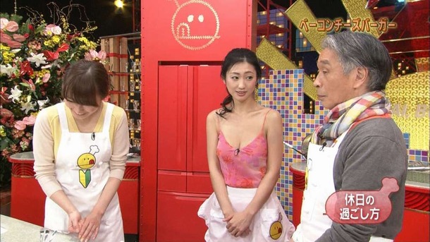 壇蜜がTVで胸の谷間見せながら料理してるエロ画像30枚 9