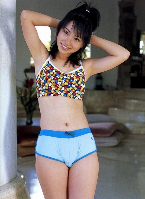 ホットパンツ履いて寝転がってる女の子を犯したくなるエロ画像など35枚 24