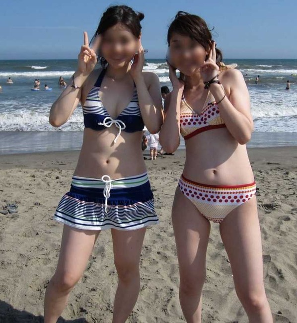 海ではしゃいでる素人のエロ水着画像80枚 20