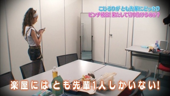 板野友美・ともちんがライブでパンチラしてる 8