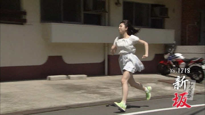 椎名香奈江 アイドルのパンツが下から見えてるエロ画像 12