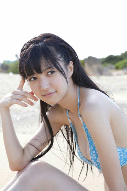 水玉ビキニでおっぱいの谷間がエロい逢沢りなのエロ画像 34