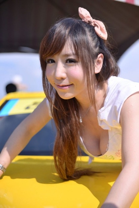 レースクイーン・キャンギャルの太ももや胸の谷間がエロい画像40枚 40