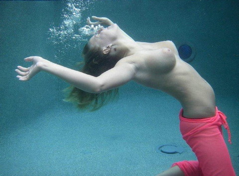 【水中盗撮エロ画像】プールで露出とかセックスしてる変態素人多すぎワロタｗｗｗｗｗ 11