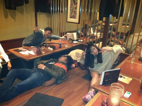 Facebookには素人娘のパンチラがいっぱい！集合写真は注目して見とけｗｗｗｗｗ（画像あり） 7