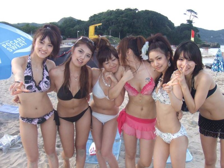 海ではしゃいでる素人のエロ水着画像80枚 16