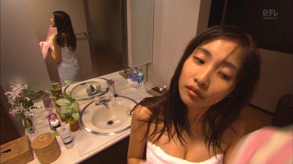 地獄先生ぬ～べ～実写 ドラマの佐野ひなこのバスタオル姿がエロい画像 8