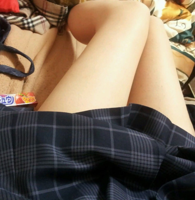 女子校生・JKのミニスカ色白太ももがたまらないエロ画像32枚 13