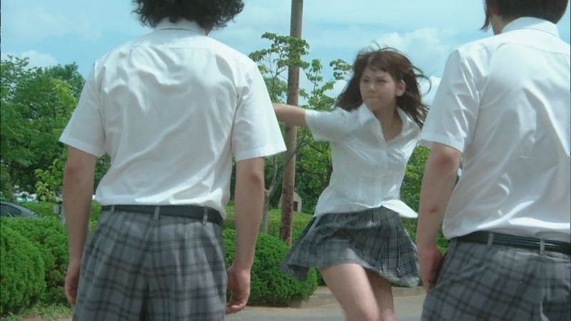西内まりやがJK制服姿でアソコ抑えてるエロ画像 21