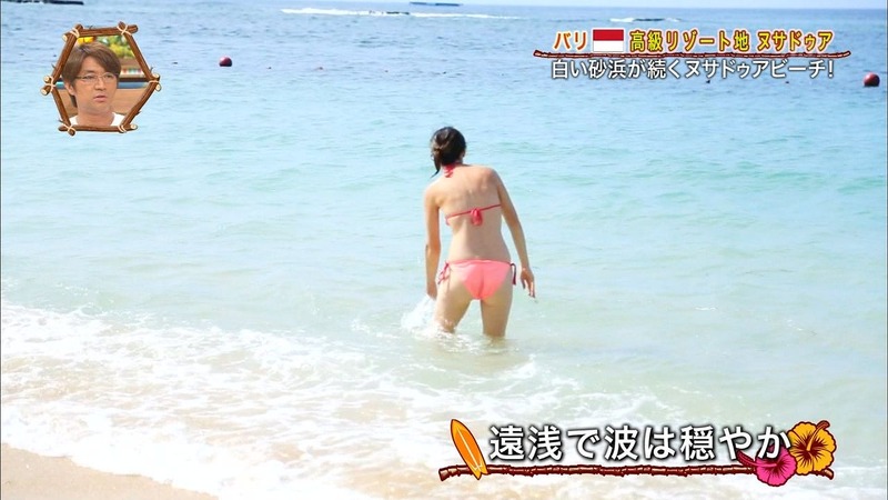 海外の水着リポーターがエロいキャプ画像 2