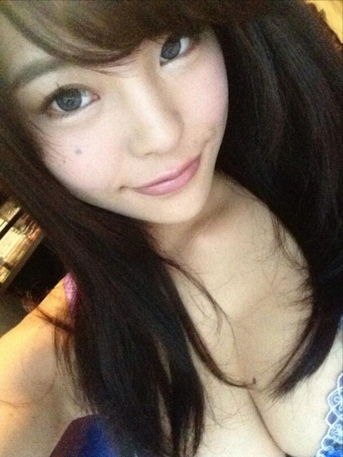 片桐えりりか　Eカップ巨乳AV女優が手ブラしてる自撮りエロ写メ・画像まとめ30枚 26