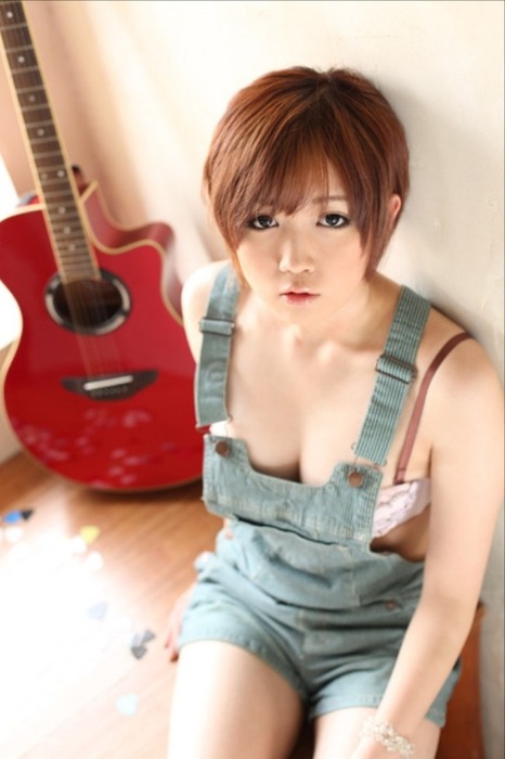 ミュージシャンからAV女優になった水菜ユイが手マンで潮吹いてるエロ画像 25