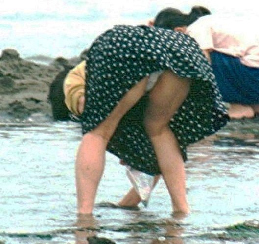 街中で見かけた素人のしゃがみパンチラ画像 8