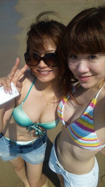 海ではしゃいでる素人のエロ水着画像80枚 6