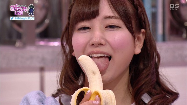 初川みなみ　AV女優が自らM字開脚パンチラしてるキャプ画像 6