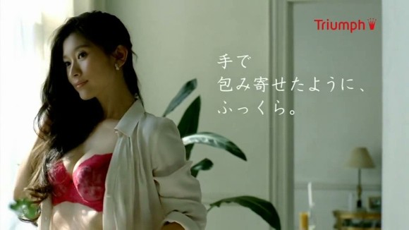 篠原涼子の赤いブラジャー姿がエロい画像まとめ　【人妻・熟女】 14