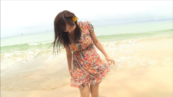 飯田里穂(21)横乳がエロいグラドルのエロ画像30枚 4