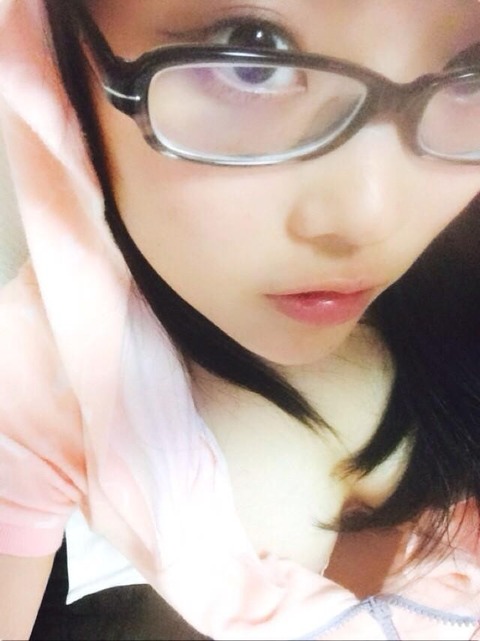 【ビッチ限定】好きな男にガンガンエロ写メ自撮り送る素人娘ヤバイだろｗｗｗｗｗ 18