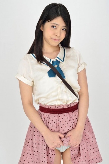 スカートめくってパンチラしてくれてるお姉さんのエロ画像 29