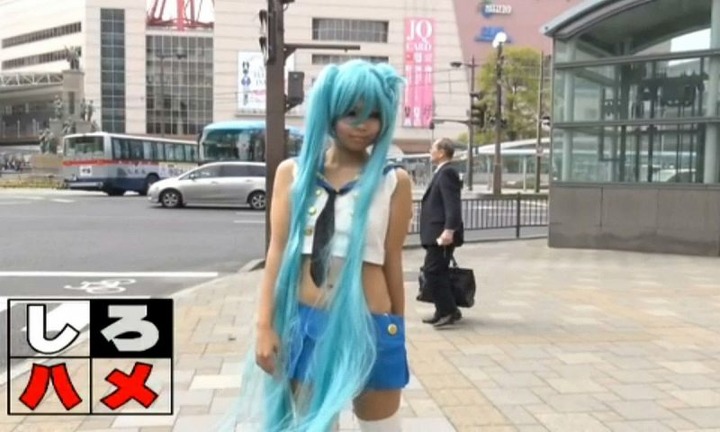 コスプレイヤーを山奥でバックで犯してるエロ画像 4