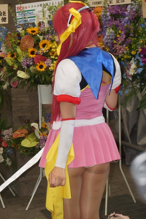 パンチラしてる素人コスプレイヤーのエロ画像 2