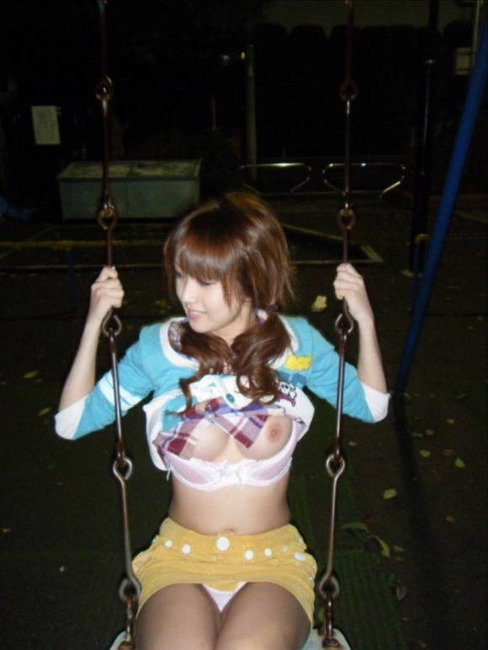 AV女優が飲食店や野外でおっぱい露出してるエロ画像30枚 5