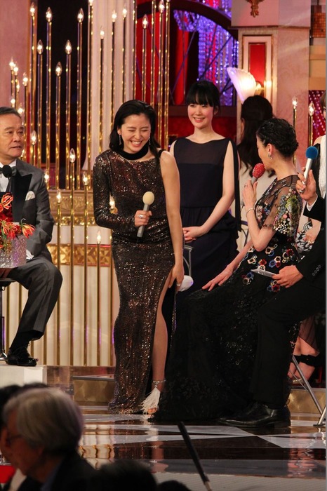 長澤まさみが脇と背中が丸見えなドレスを着て日本アカデミー賞に出演 6