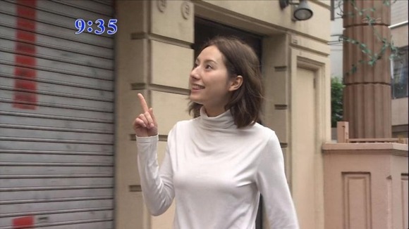 巨乳女子アナのパンチラや胸チラがエロいキャプ画像 15