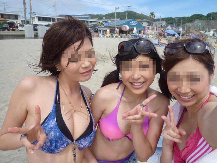 海ではしゃいでる素人ギャルの水着・ビキニ画像 12