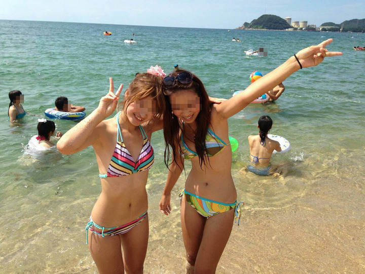素人水着ギャルを海でナンパしたくなるエロ画像 23