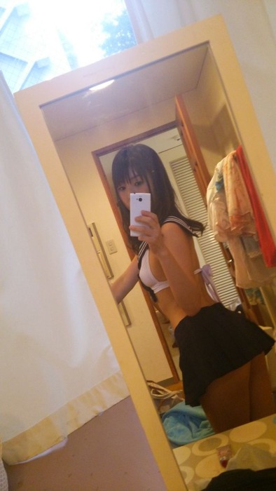 お尻を向けて誘ってる女の子のエロ画像40枚 32