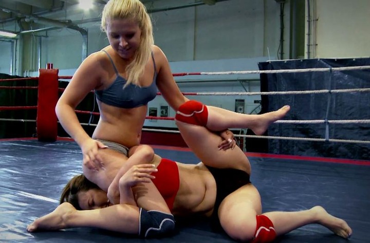 外国の女子プロレスラーのスタイルがエロい画像 24