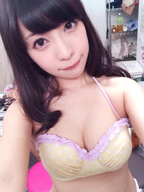 宮本彩希の胸の谷間に飛びつきたくなる自撮りエロ写メ・画像40枚 33
