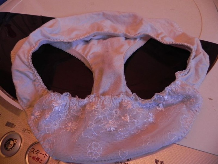 洗濯機の中にある素人のシミ付きパンツってエロいよね 17