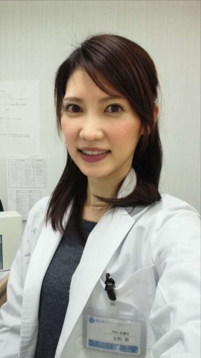 友利新　熟女美人女医の胸チラ画像がエロい 4
