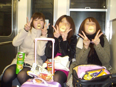 Facebookには素人娘のパンチラがいっぱい！集合写真は注目して見とけｗｗｗｗｗ（画像あり） 4