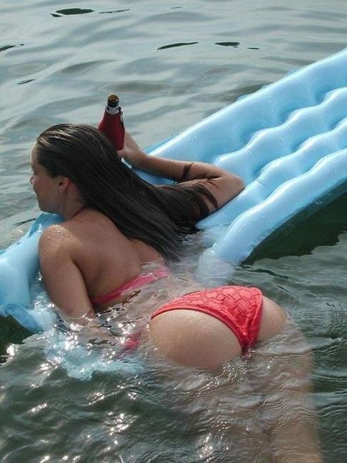 少し濡れてる感じの外国人の体がエロい画像 11