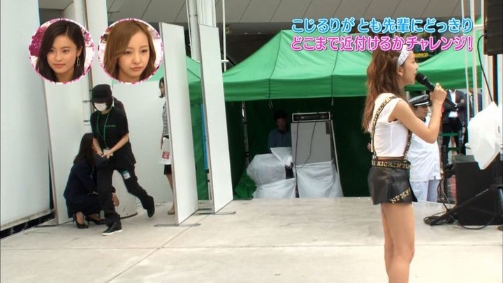 板野友美・ともちんがライブでパンチラしてる 23