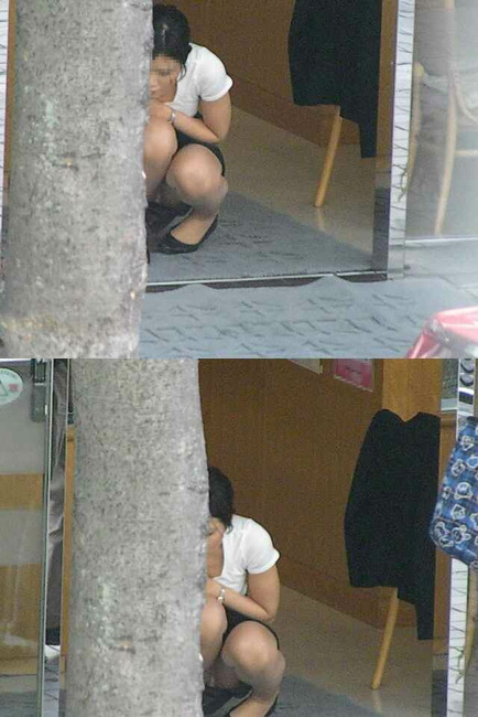 街中で見かけた素人のしゃがみパンチラ画像 23