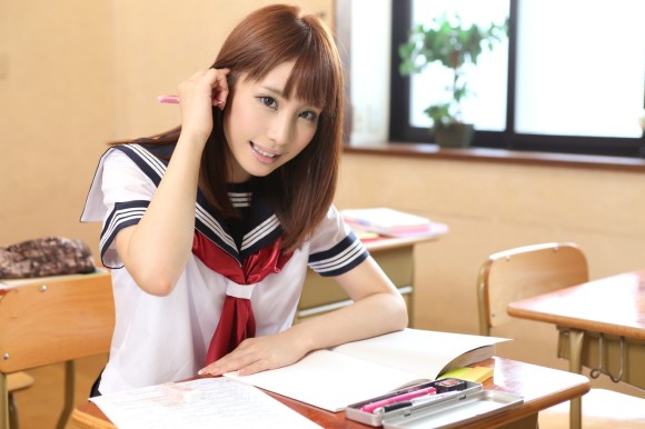 あやみ旬果がセーラー服で何度も中出しされてるエロ画像 1