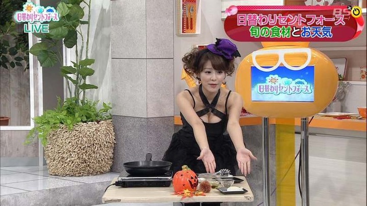 美馬怜子 お天気キャスターがハロウィンコスプレで胸の谷間を出してるエロ画像 17
