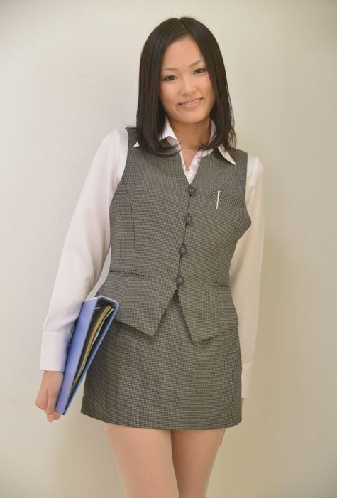 柚月あいがOLコスプレで脱いでくれるエロ画像 1