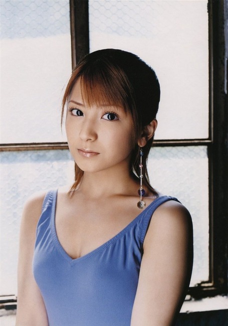 矢口真里の胸の谷間がエロい画像 12