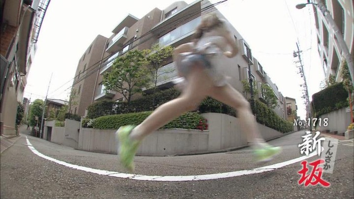 椎名香奈江 アイドルのパンツが下から見えてるエロ画像 16