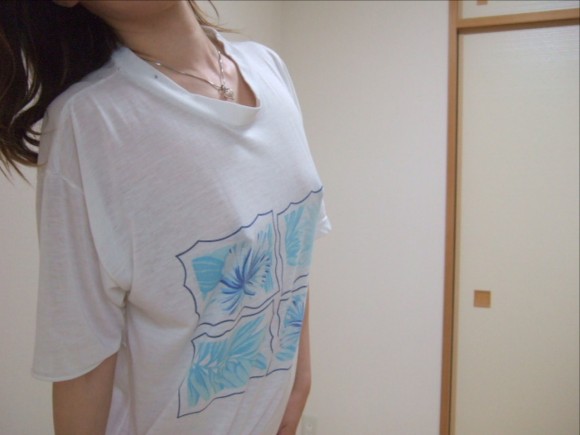 タンクトップやTシャツ着てる女の子の着衣おっぱいがエロい画像 35
