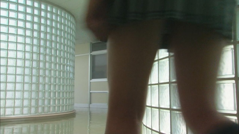 西内まりやがJK制服姿でアソコ抑えてるエロ画像 16