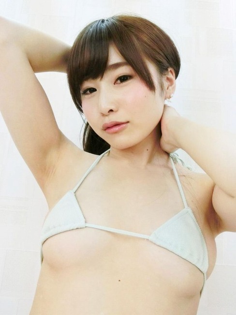グラビアアイドルが自撮りエロ写メで誘惑してる 15