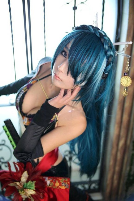 胸の谷間がエロい巨乳コスプレイヤーのエロ画像30枚 10