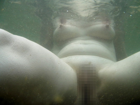 【水中盗撮エロ画像】プールで露出とかセックスしてる変態素人多すぎワロタｗｗｗｗｗ 36