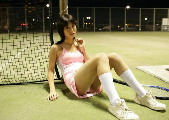テニスウェアでパンチラしてる女の子のエロ画像30枚 16